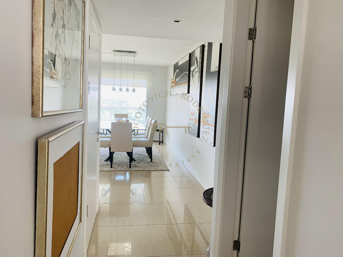 Apartamento ID.633 - Apartamento en venta 4 dormitorios y servicio. Torre Aquarela. Playa Mansa