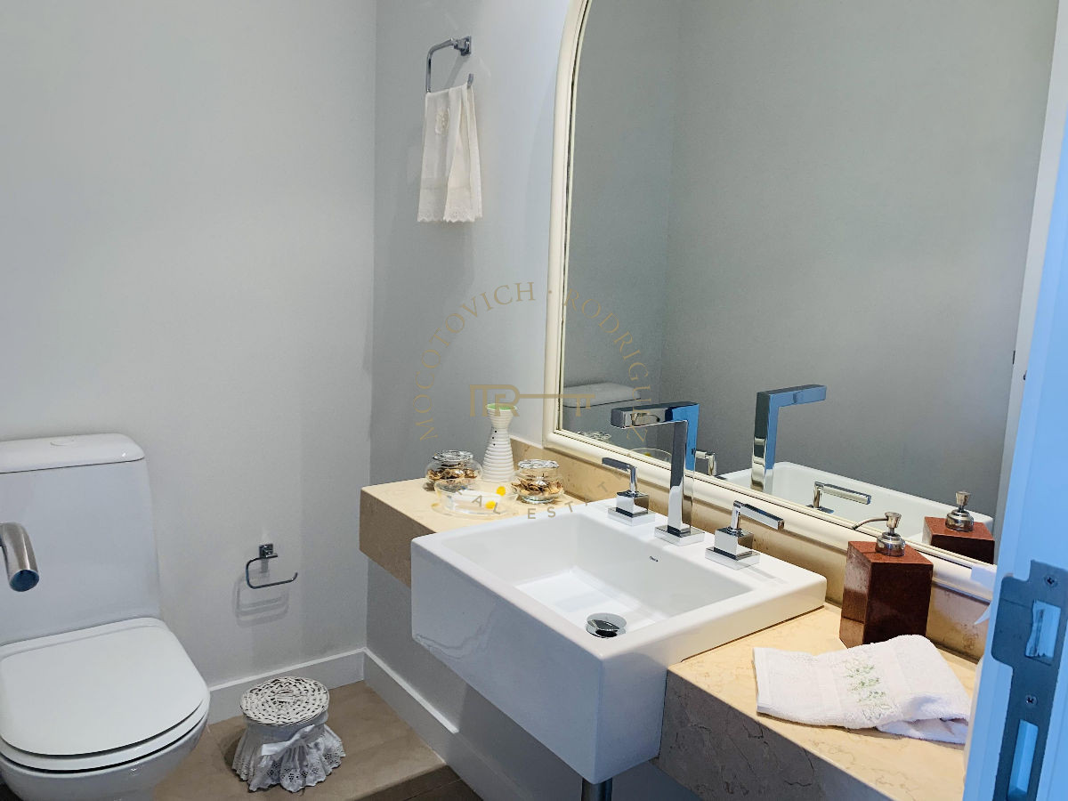 Apartamento ID.633 - Apartamento en venta 4 dormitorios y servicio. Torre Aquarela. Playa Mansa