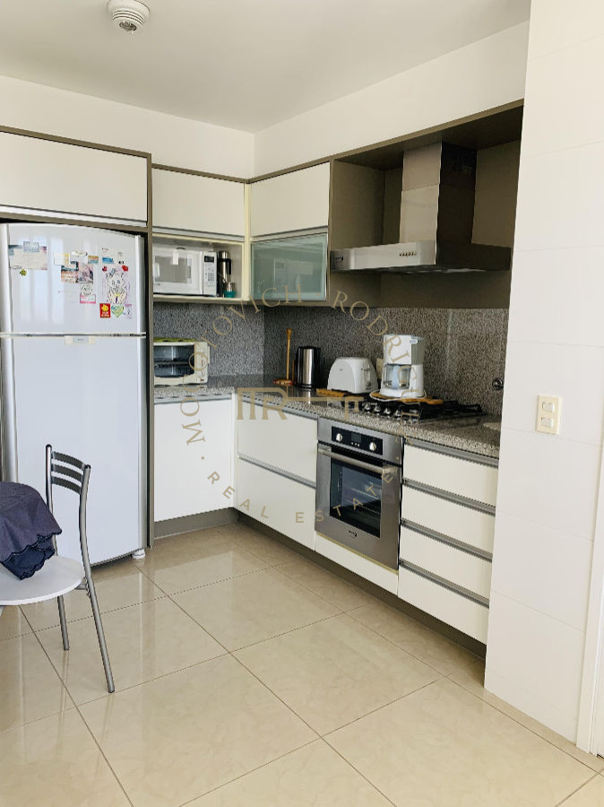Apartamento ID.633 - Apartamento en venta 4 dormitorios y servicio. Torre Aquarela. Playa Mansa