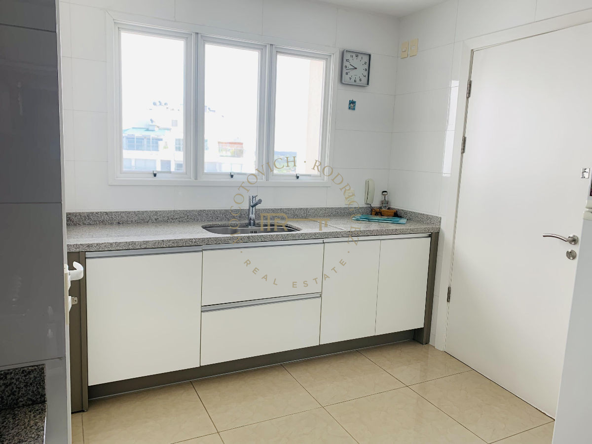 Apartamento ID.633 - Apartamento en venta 4 dormitorios y servicio. Torre Aquarela. Playa Mansa