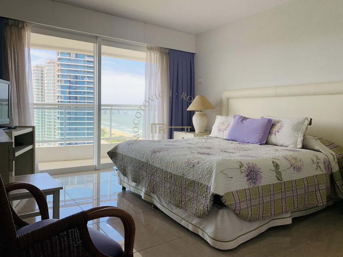 Apartamento ID.633 - Apartamento en venta 4 dormitorios y servicio. Torre Aquarela. Playa Mansa