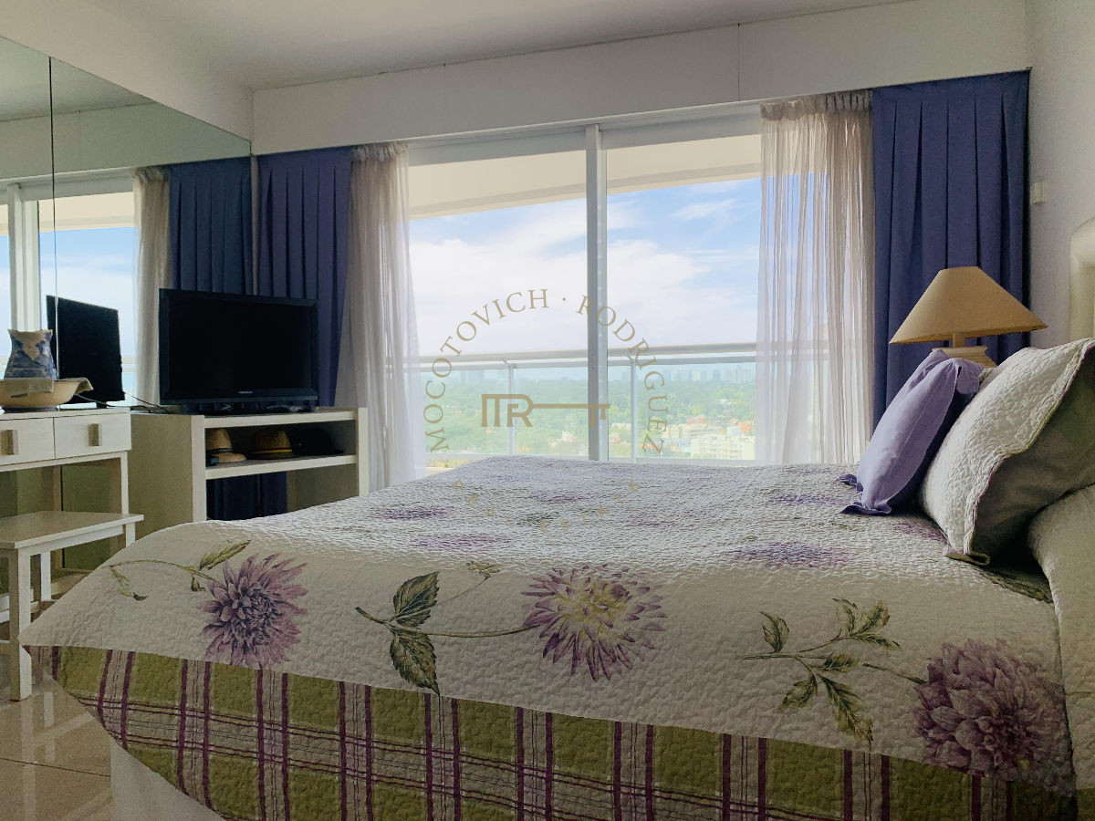 Apartamento ID.633 - Apartamento en venta 4 dormitorios y servicio. Torre Aquarela. Playa Mansa