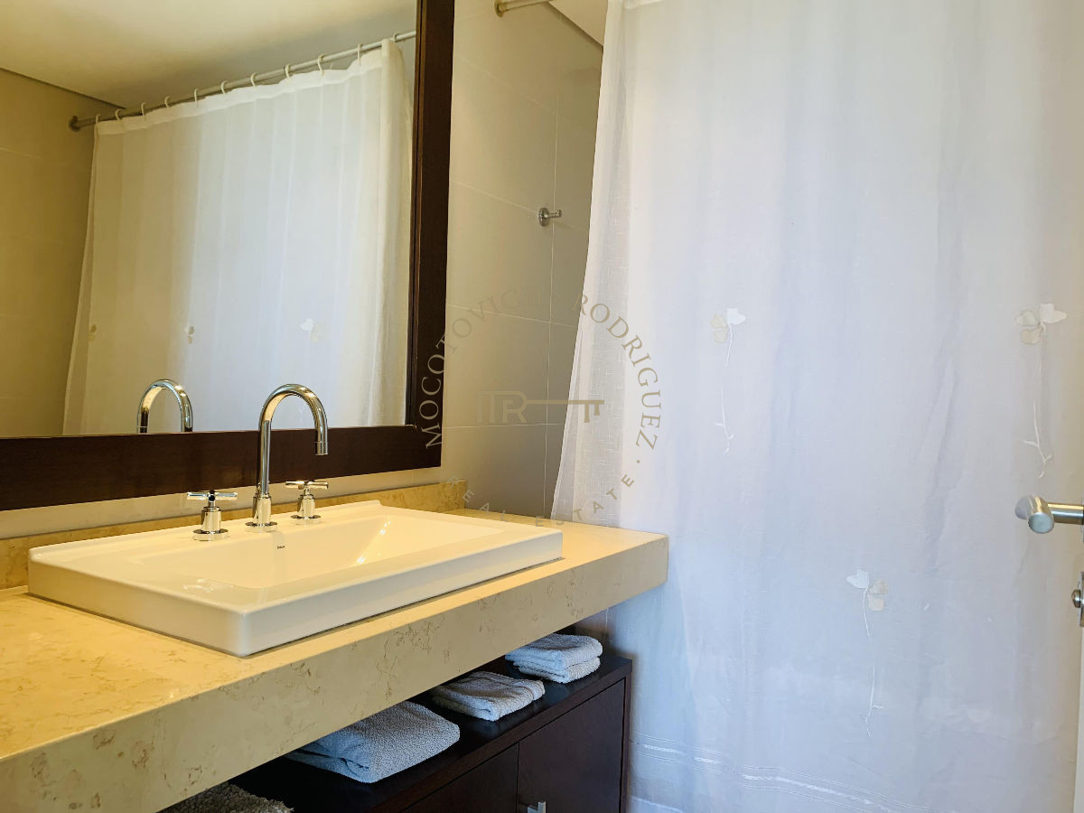 Apartamento ID.633 - Apartamento en venta 4 dormitorios y servicio. Torre Aquarela. Playa Mansa
