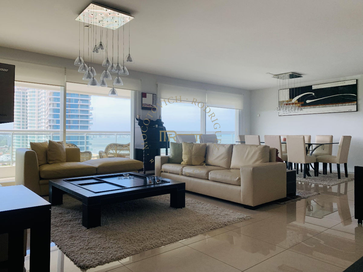 Apartamento ID.633 - Apartamento en venta 4 dormitorios y servicio. Torre Aquarela. Playa Mansa