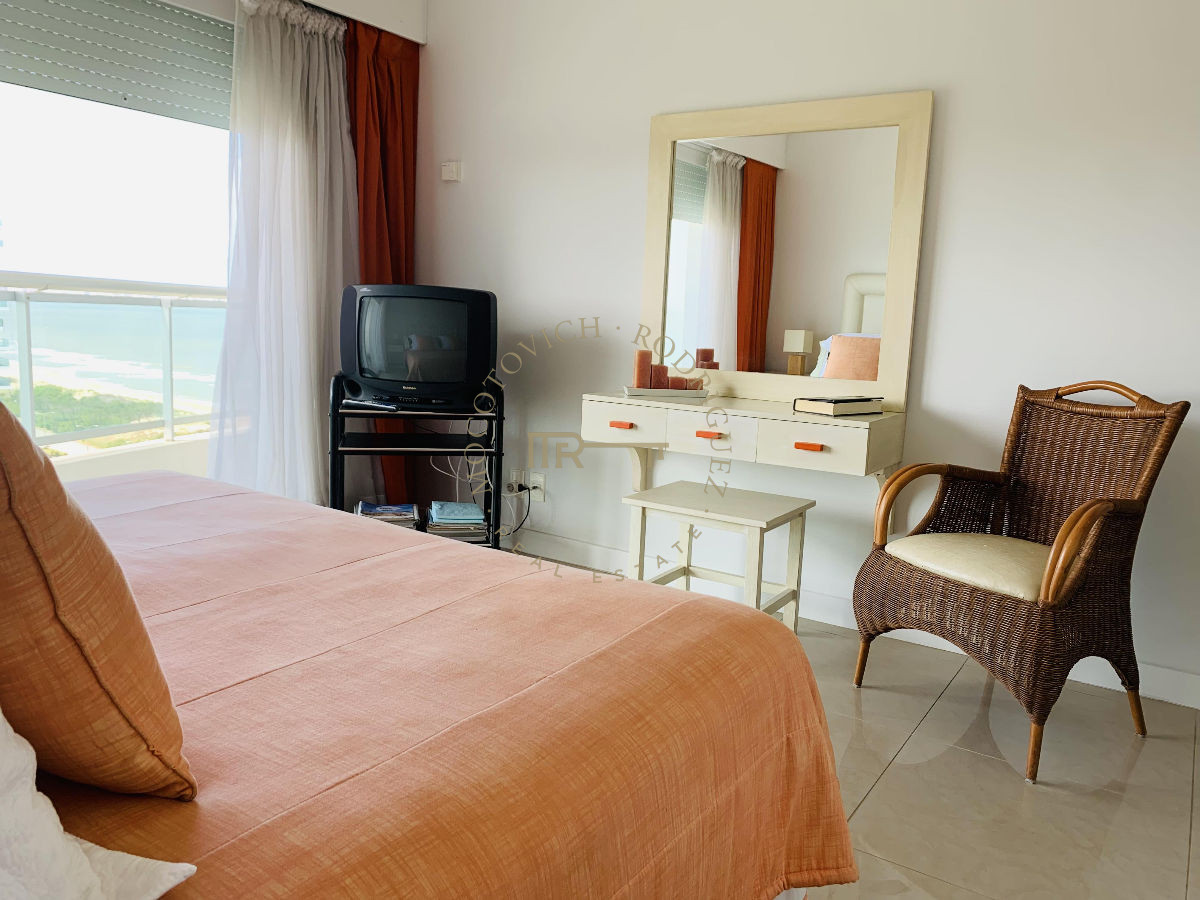 Apartamento ID.633 - Apartamento en venta 4 dormitorios y servicio. Torre Aquarela. Playa Mansa