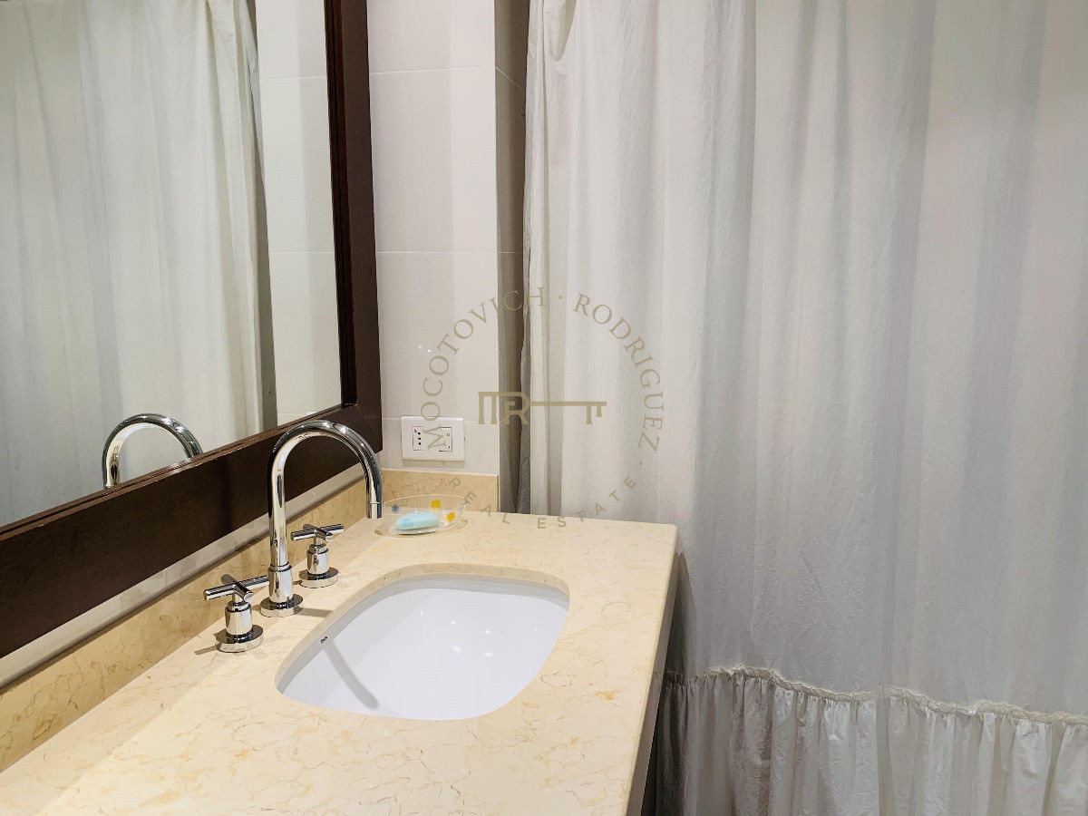Apartamento ID.633 - Apartamento en venta 4 dormitorios y servicio. Torre Aquarela. Playa Mansa