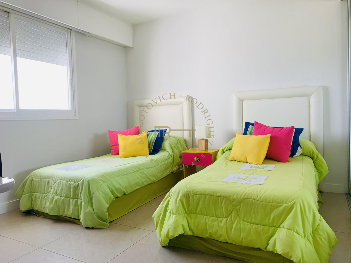 Apartamento ID.633 - Apartamento en venta 4 dormitorios y servicio. Torre Aquarela. Playa Mansa