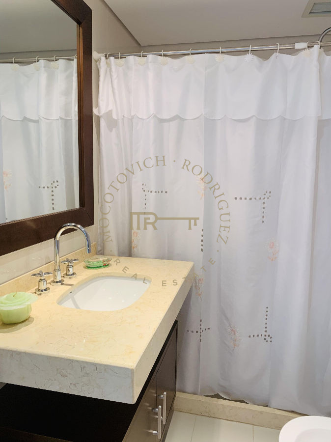 Apartamento ID.633 - Apartamento en venta 4 dormitorios y servicio. Torre Aquarela. Playa Mansa