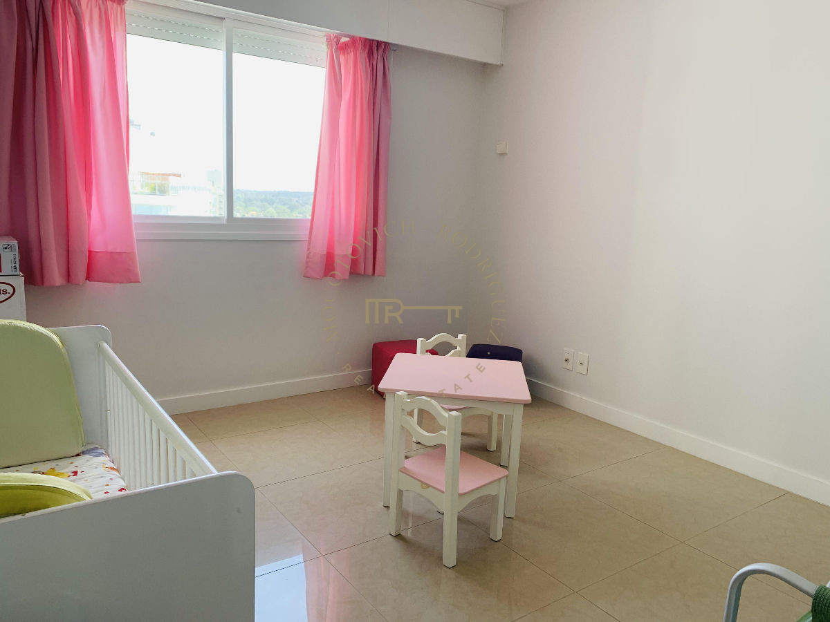 Apartamento ID.633 - Apartamento en venta 4 dormitorios y servicio. Torre Aquarela. Playa Mansa