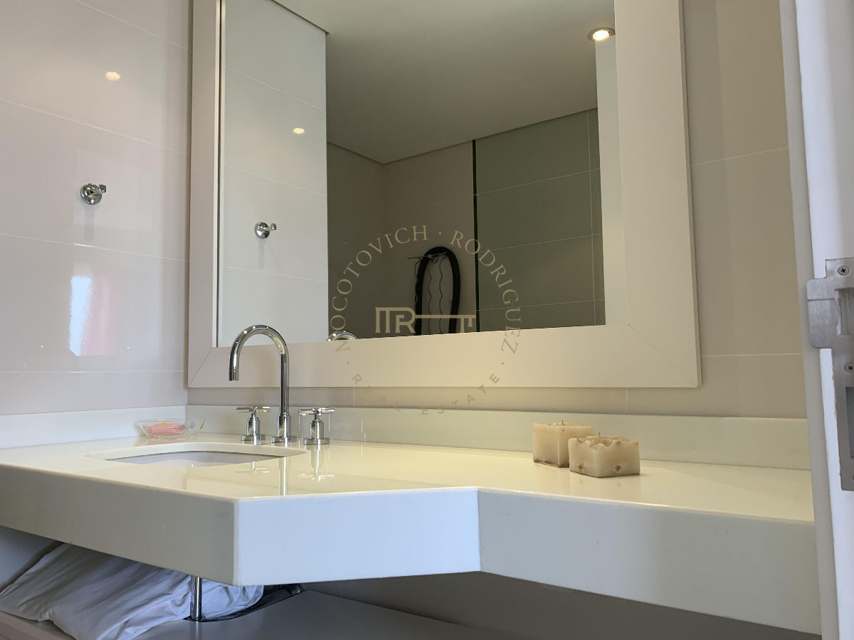 Apartamento ID.633 - Apartamento en venta 4 dormitorios y servicio. Torre Aquarela. Playa Mansa