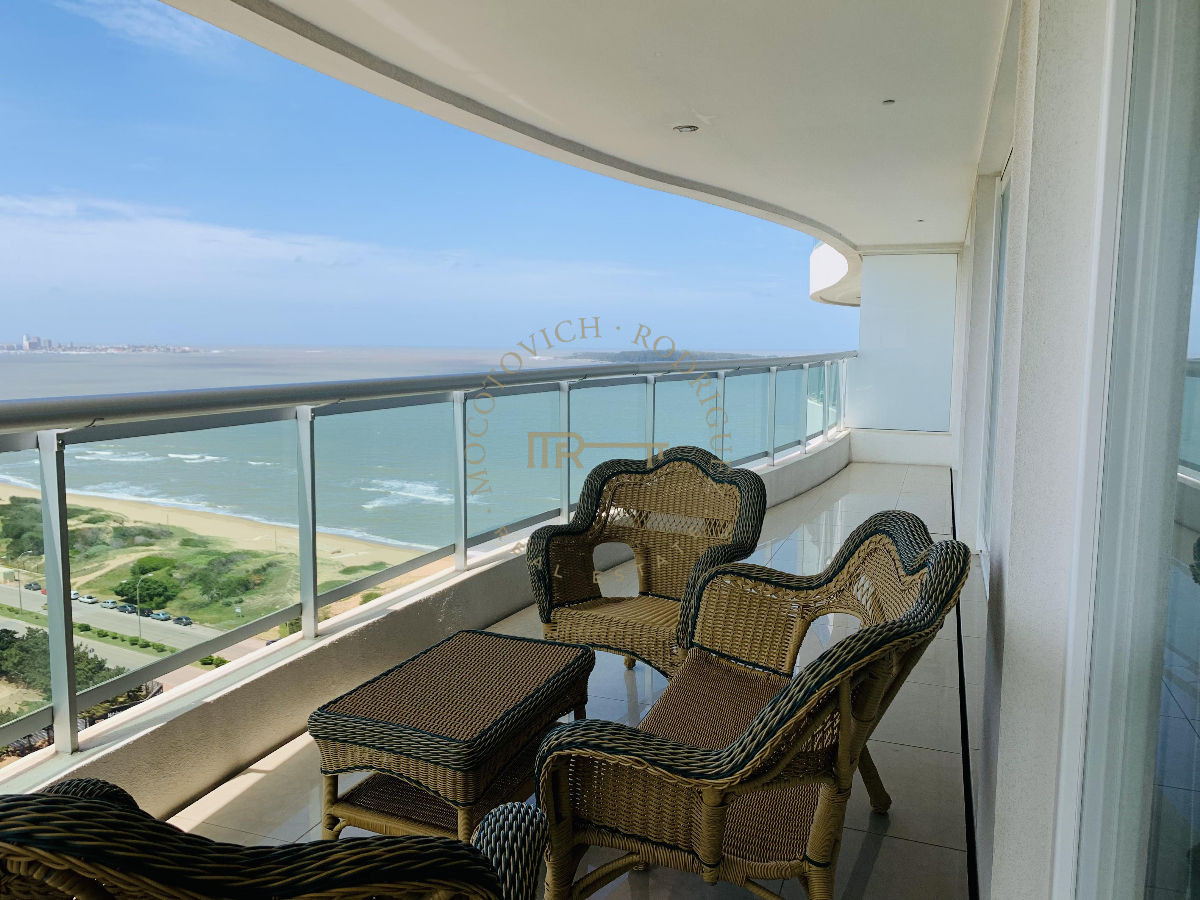 Apartamento ID.633 - Apartamento en venta 4 dormitorios y servicio. Torre Aquarela. Playa Mansa