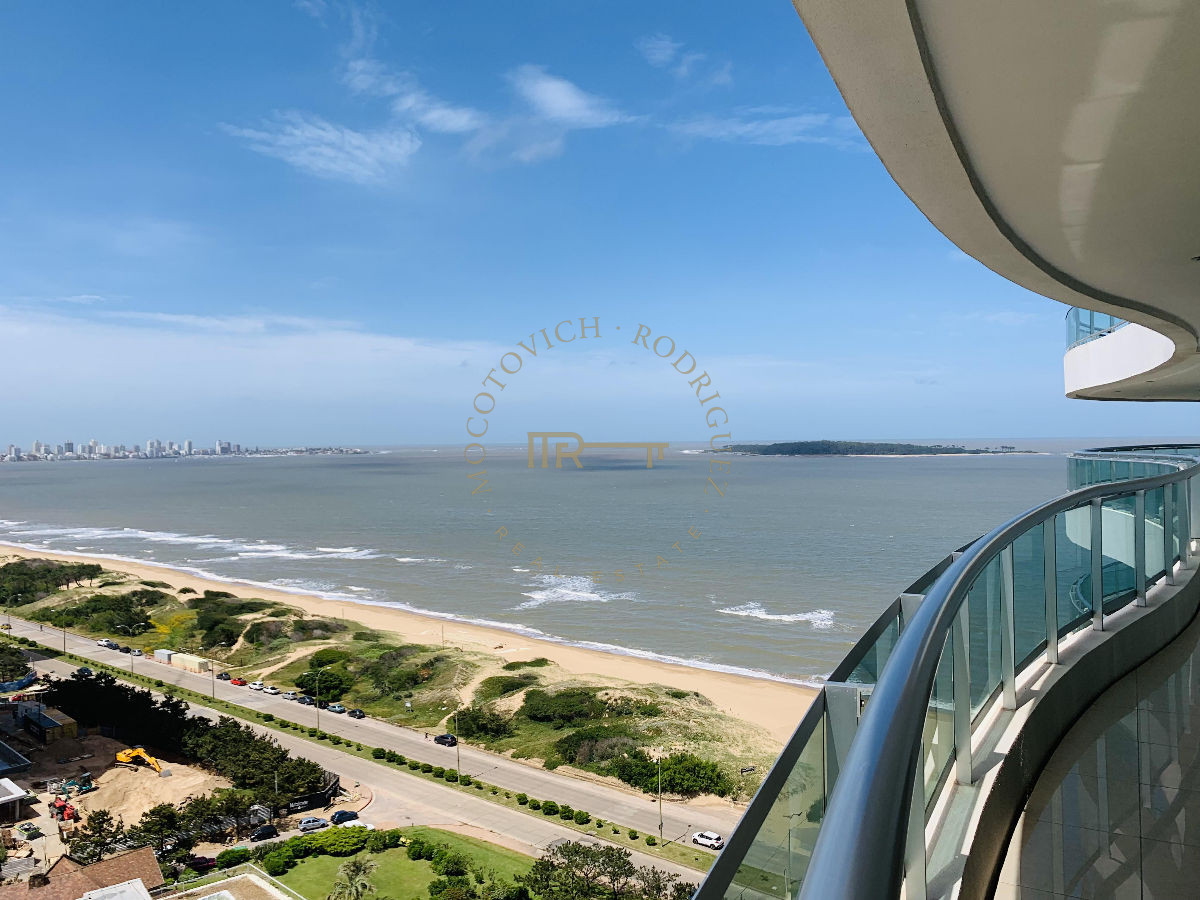 Apartamento ID.633 - Apartamento en venta 4 dormitorios y servicio. Torre Aquarela. Playa Mansa