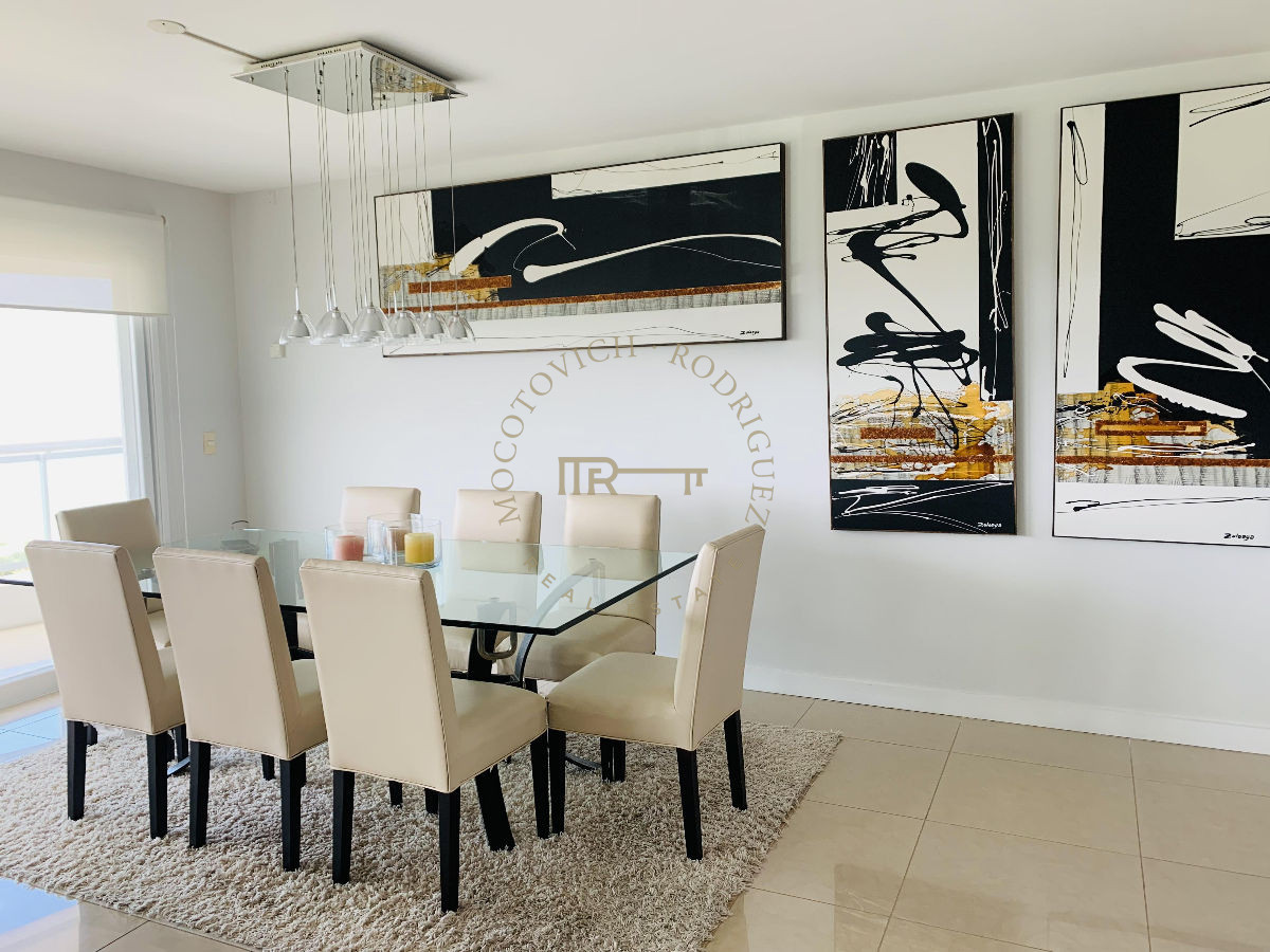Apartamento ID.633 - Apartamento en venta 4 dormitorios y servicio. Torre Aquarela. Playa Mansa