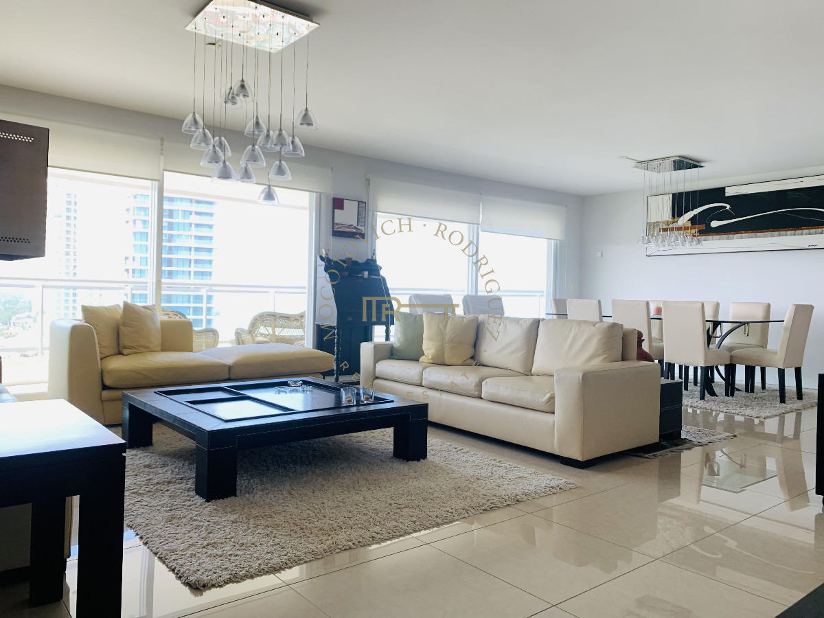 Apartamento ID.633 - Apartamento en venta 4 dormitorios y servicio. Torre Aquarela. Playa Mansa