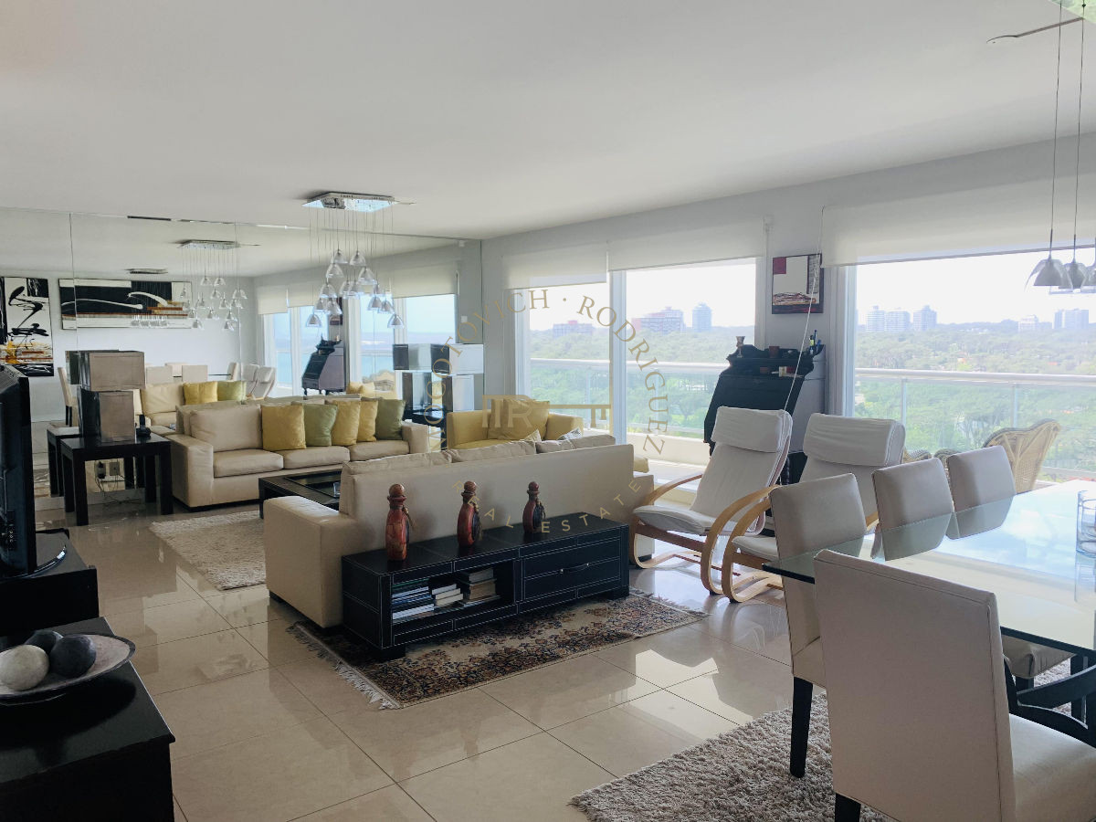 Apartamento ID.633 - Apartamento en venta 4 dormitorios y servicio. Torre Aquarela. Playa Mansa