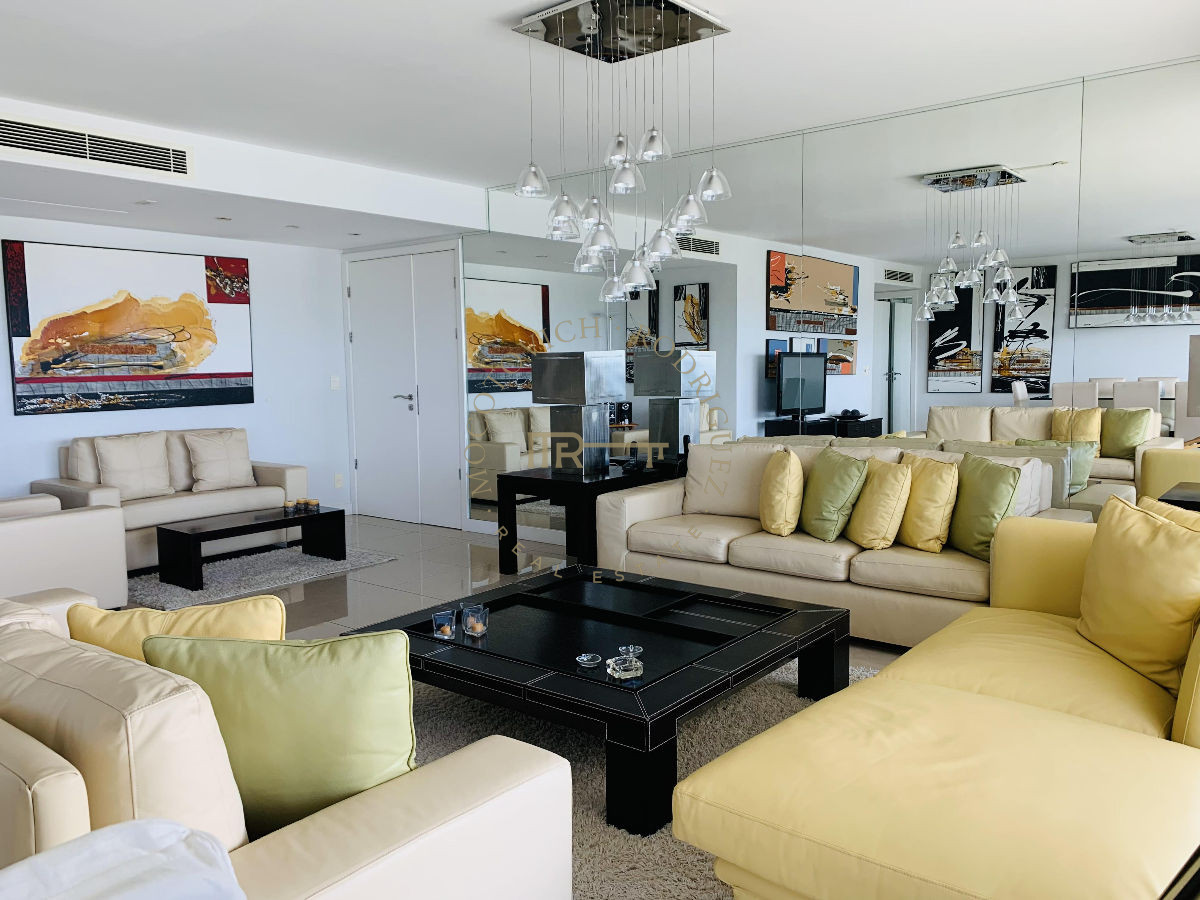 Apartamento ID.633 - Apartamento en venta 4 dormitorios y servicio. Torre Aquarela. Playa Mansa