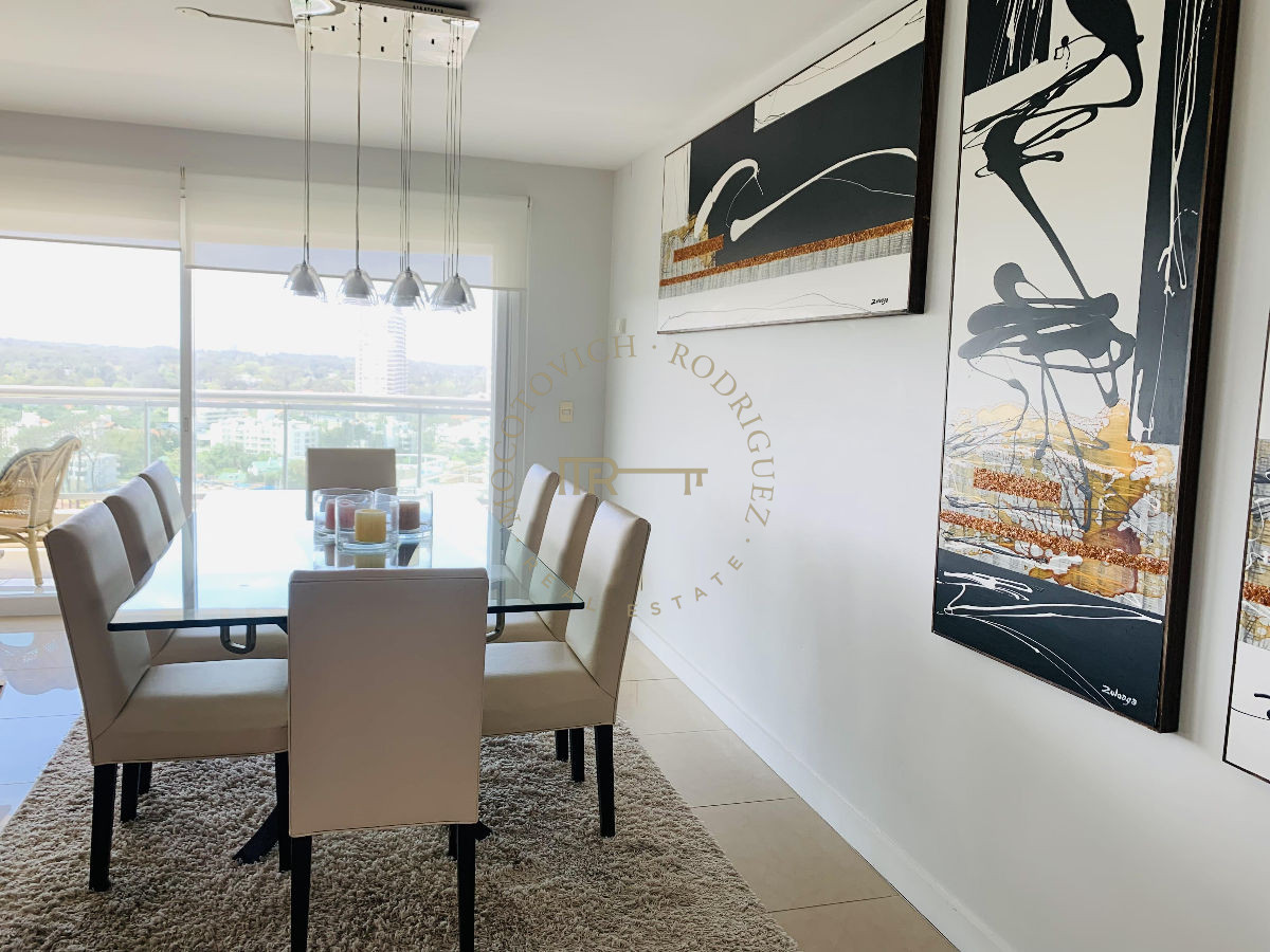 Apartamento ID.633 - Apartamento en venta 4 dormitorios y servicio. Torre Aquarela. Playa Mansa