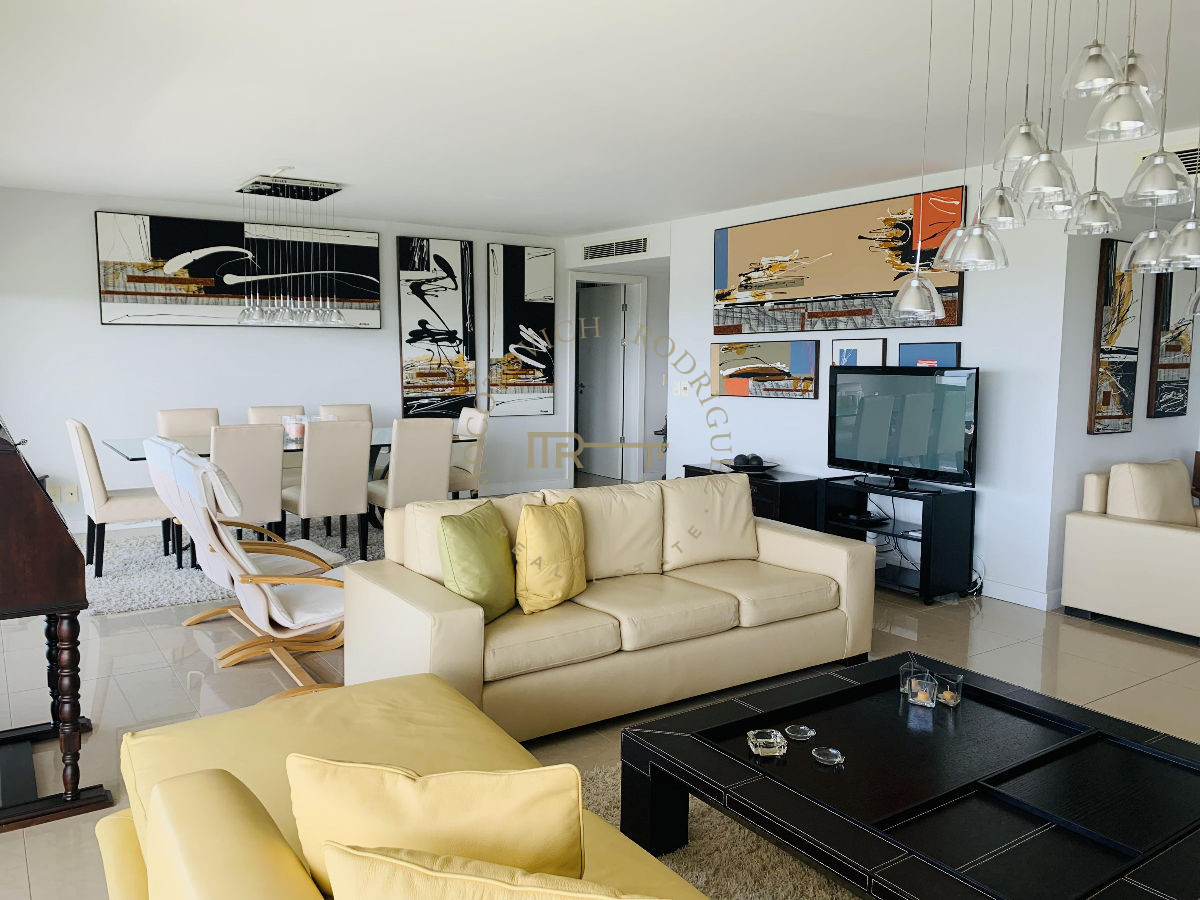Apartamento ID.633 - Apartamento en venta 4 dormitorios y servicio. Torre Aquarela. Playa Mansa