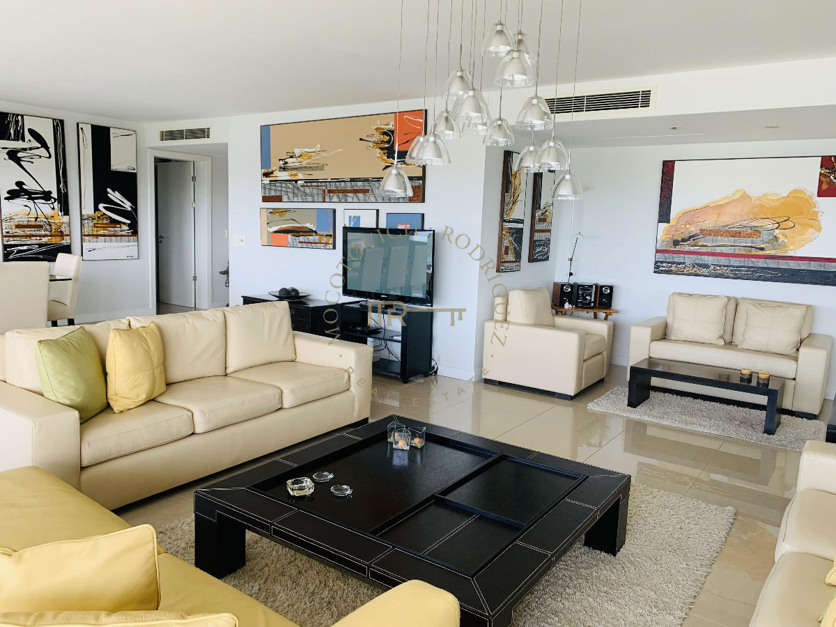 Apartamento ID.633 - Apartamento en venta 4 dormitorios y servicio. Torre Aquarela. Playa Mansa