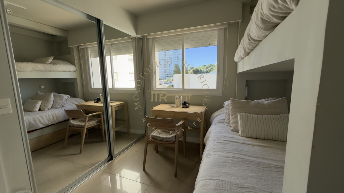Apartamento ID.2403 - Aquarela 3 dormitorios y dep. de servicio en alquiler temporal 2026 Punta del Este.-