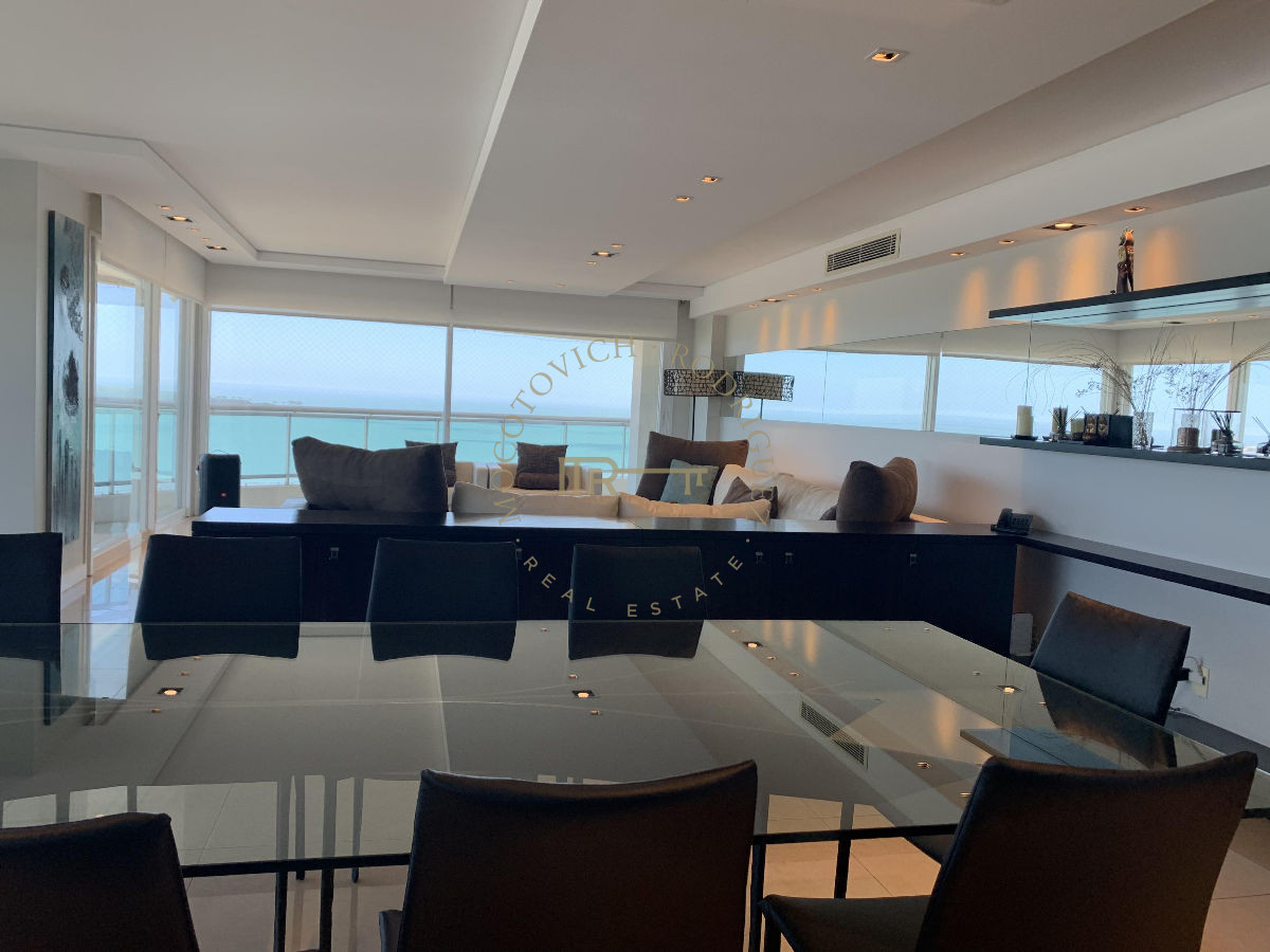 Apartamento ID.644 - Aquarela en venta. Apartamento 4 dormitorios vista al mar piscina   Mansa Punta del Este.-