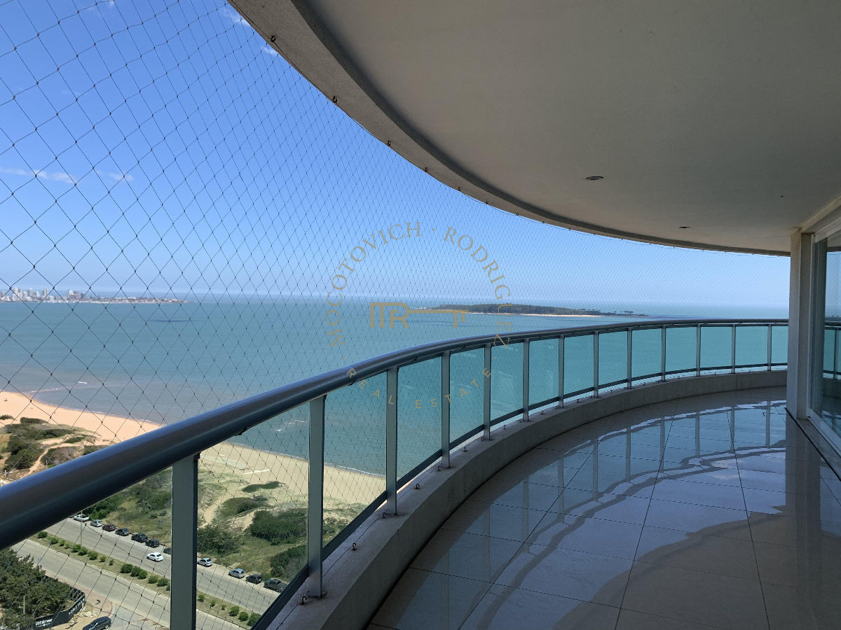 Apartamento ID.644 - Aquarela en venta. Apartamento 4 dormitorios vista al mar piscina   Mansa Punta del Este.-