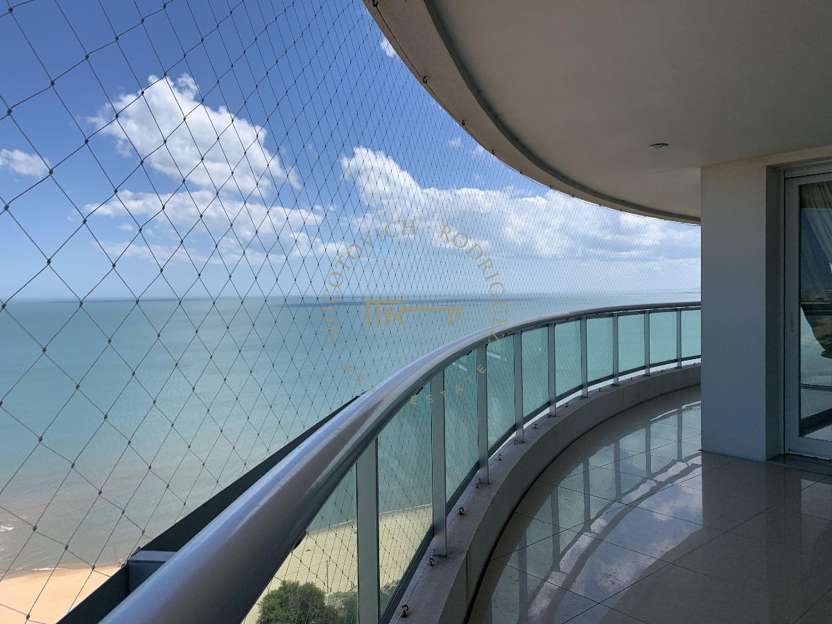 Apartamento ID.644 - Aquarela en venta. Apartamento 4 dormitorios vista al mar piscina   Mansa Punta del Este.-