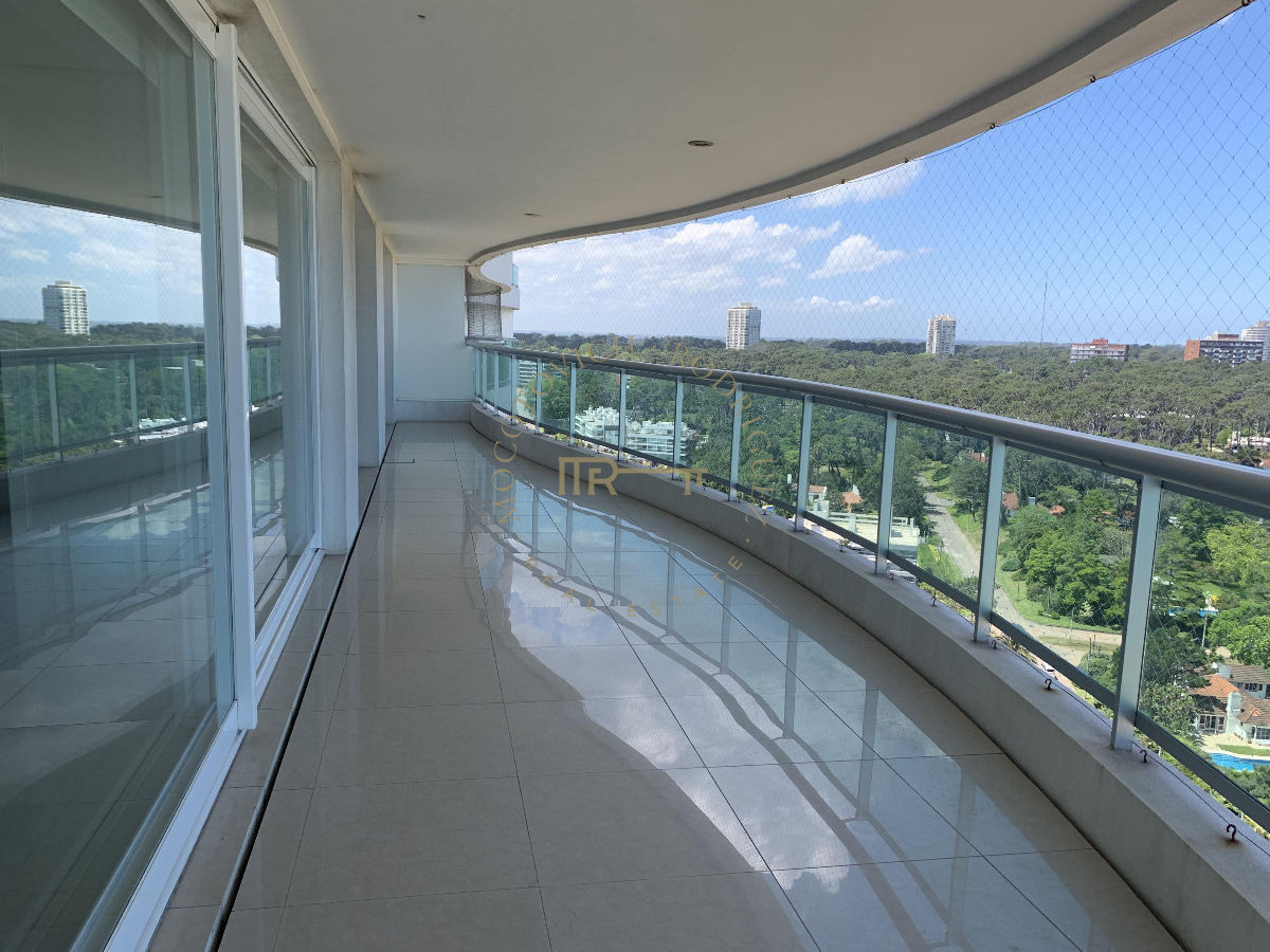 Apartamento ID.644 - Aquarela en venta. Apartamento 4 dormitorios vista al mar piscina   Mansa Punta del Este.-