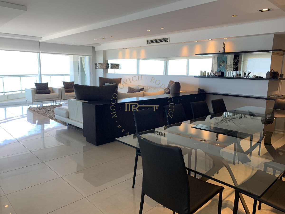 Apartamento ID.644 - Aquarela en venta. Apartamento 4 dormitorios vista al mar piscina   Mansa Punta del Este.-