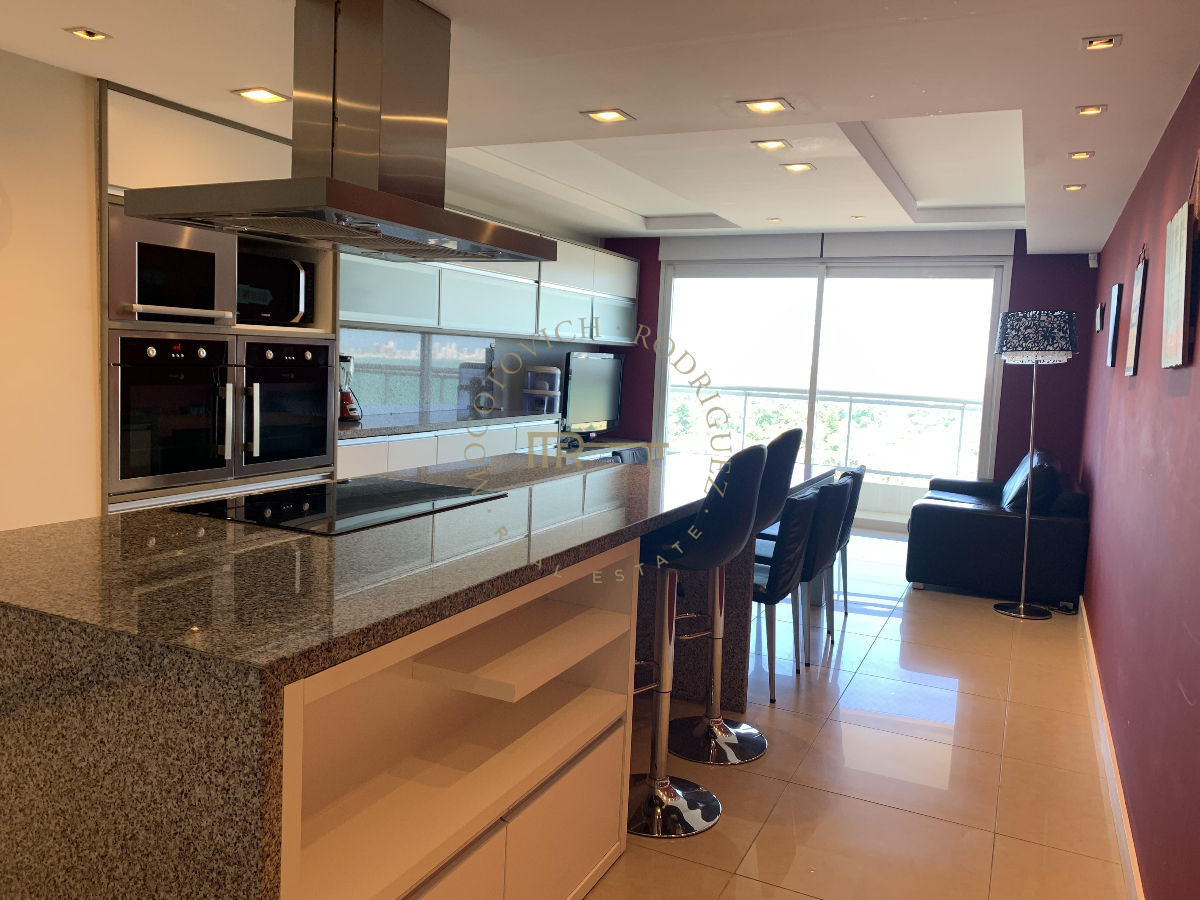Apartamento ID.644 - Aquarela en venta. Apartamento 4 dormitorios vista al mar piscina   Mansa Punta del Este.-