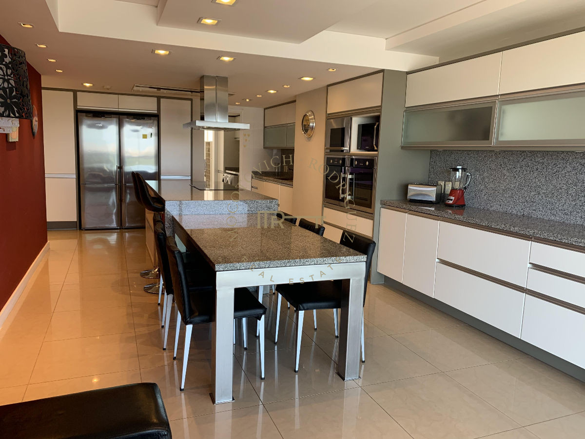Apartamento ID.644 - Aquarela en venta. Apartamento 4 dormitorios vista al mar piscina   Mansa Punta del Este.-