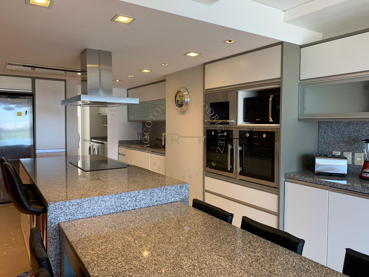 Apartamento ID.644 - Aquarela en venta. Apartamento 4 dormitorios vista al mar piscina   Mansa Punta del Este.-