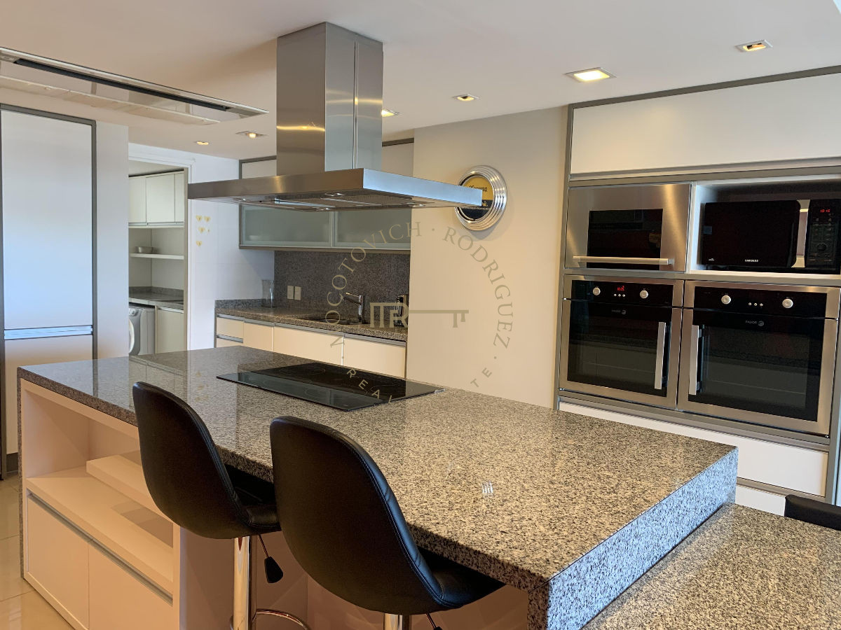 Apartamento ID.644 - Aquarela en venta. Apartamento 4 dormitorios vista al mar piscina   Mansa Punta del Este.-