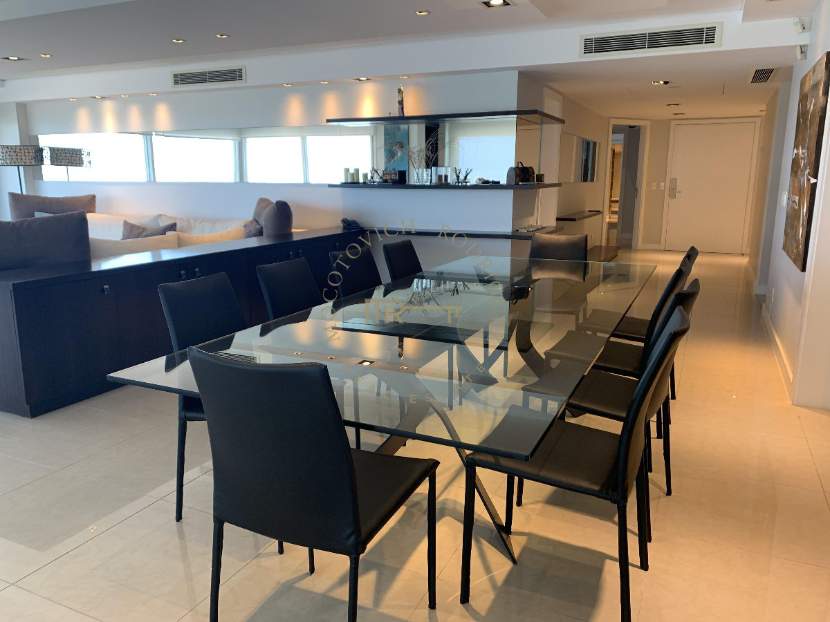 Apartamento ID.644 - Aquarela en venta. Apartamento 4 dormitorios vista al mar piscina   Mansa Punta del Este.-