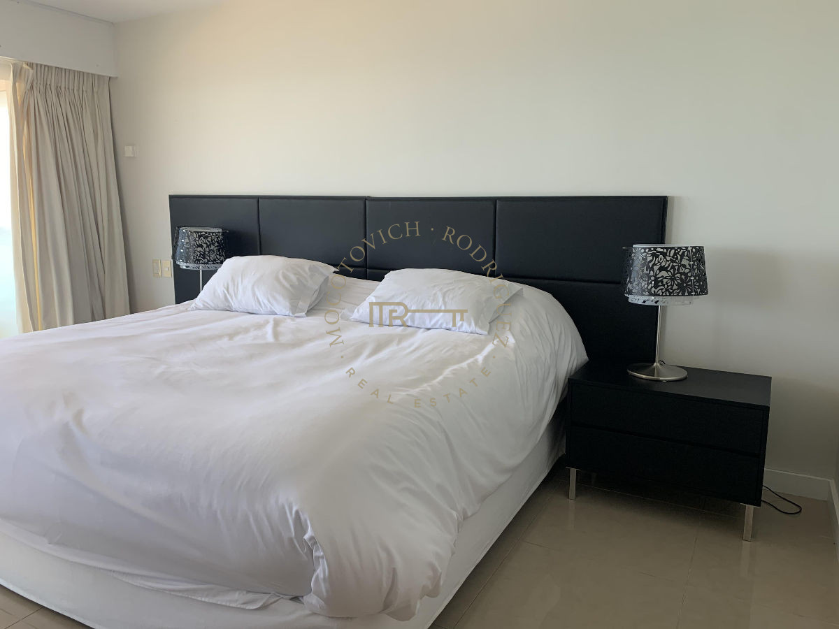 Apartamento ID.644 - Aquarela en venta. Apartamento 4 dormitorios vista al mar piscina   Mansa Punta del Este.-