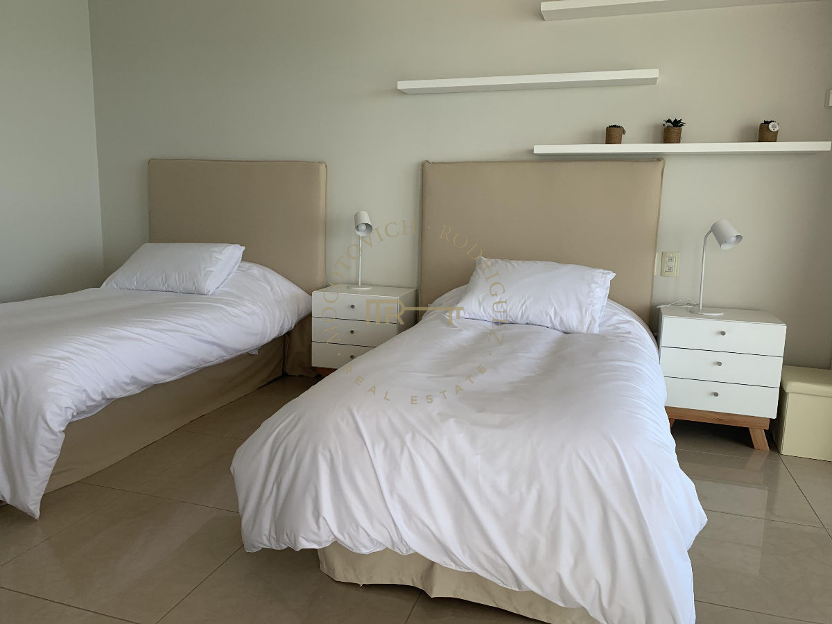 Apartamento ID.644 - Aquarela en venta. Apartamento 4 dormitorios vista al mar piscina   Mansa Punta del Este.-