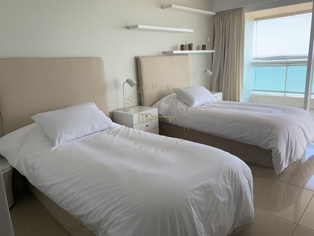 Apartamento ID.644 - Aquarela en venta. Apartamento 4 dormitorios vista al mar piscina   Mansa Punta del Este.-