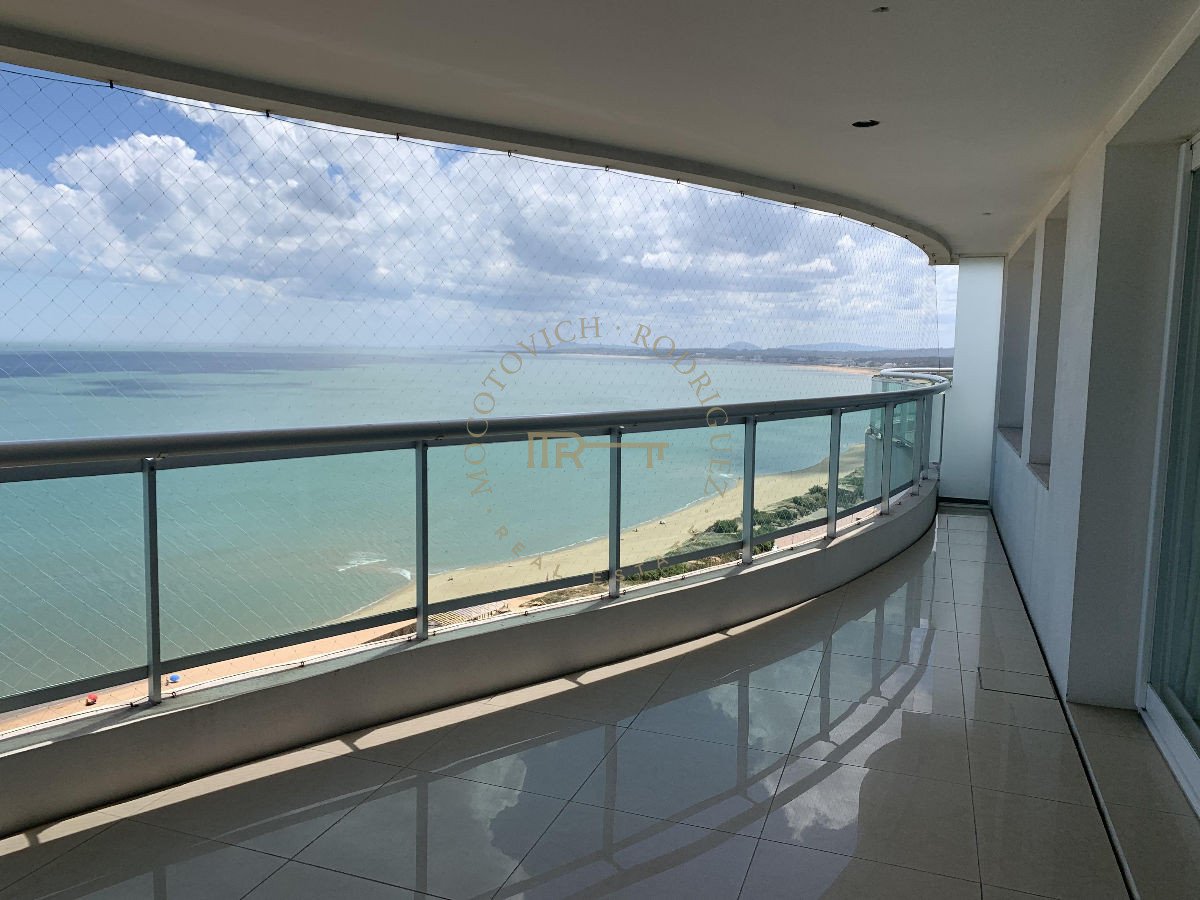 Apartamento ID.644 - Aquarela en venta. Apartamento 4 dormitorios vista al mar piscina   Mansa Punta del Este.-