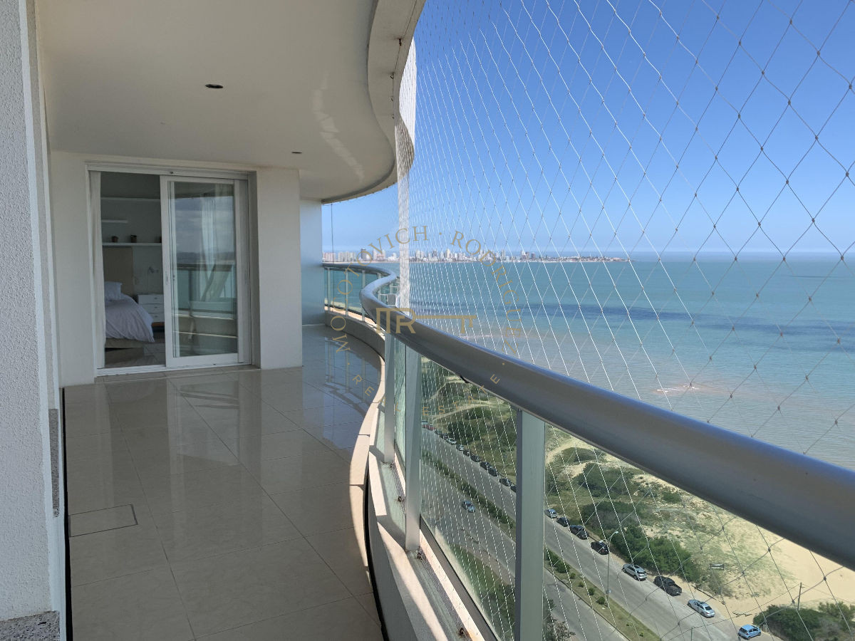 Apartamento ID.644 - Aquarela en venta. Apartamento 4 dormitorios vista al mar piscina   Mansa Punta del Este.-