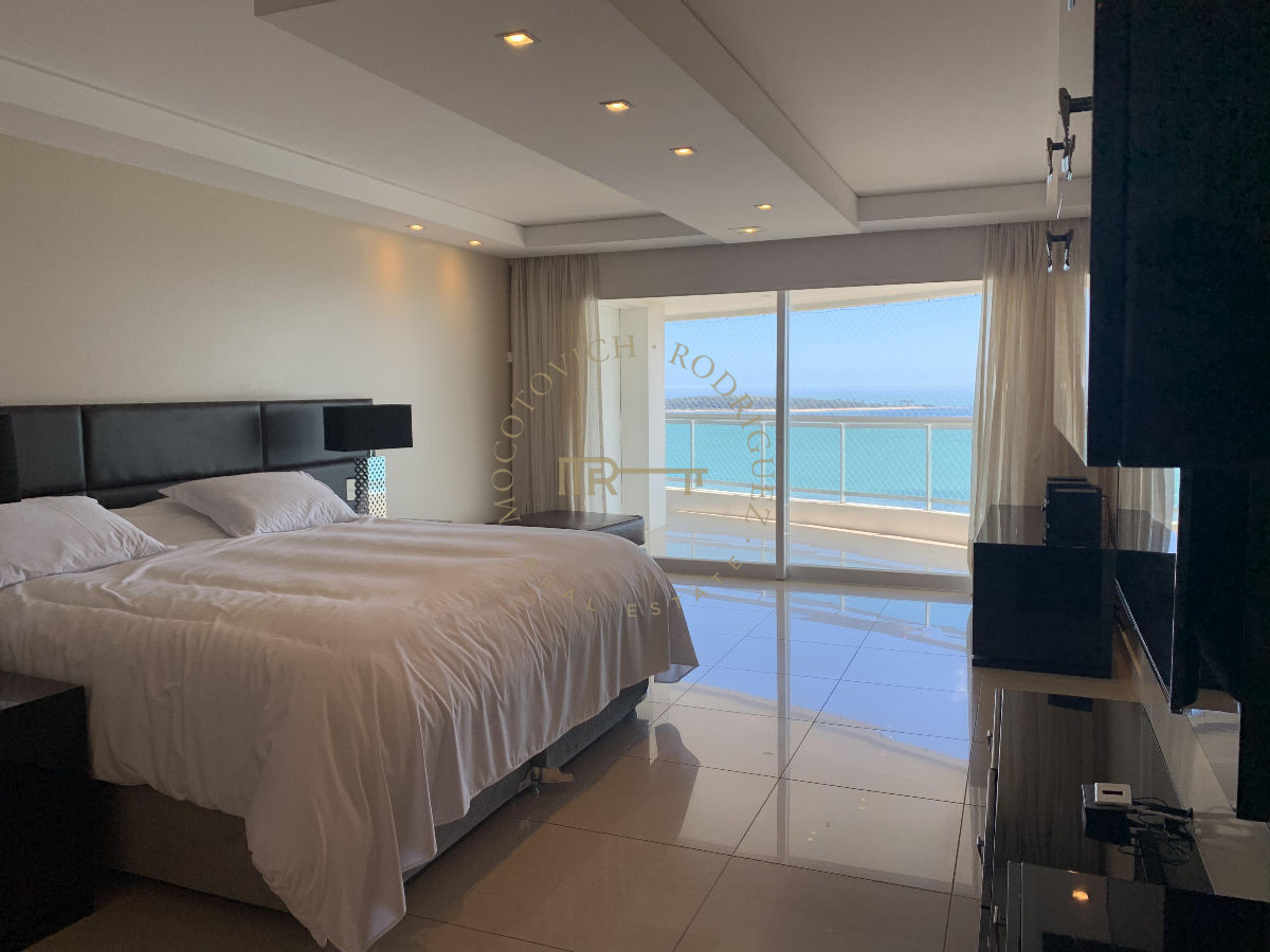 Apartamento ID.644 - Aquarela en venta. Apartamento 4 dormitorios vista al mar piscina   Mansa Punta del Este.-