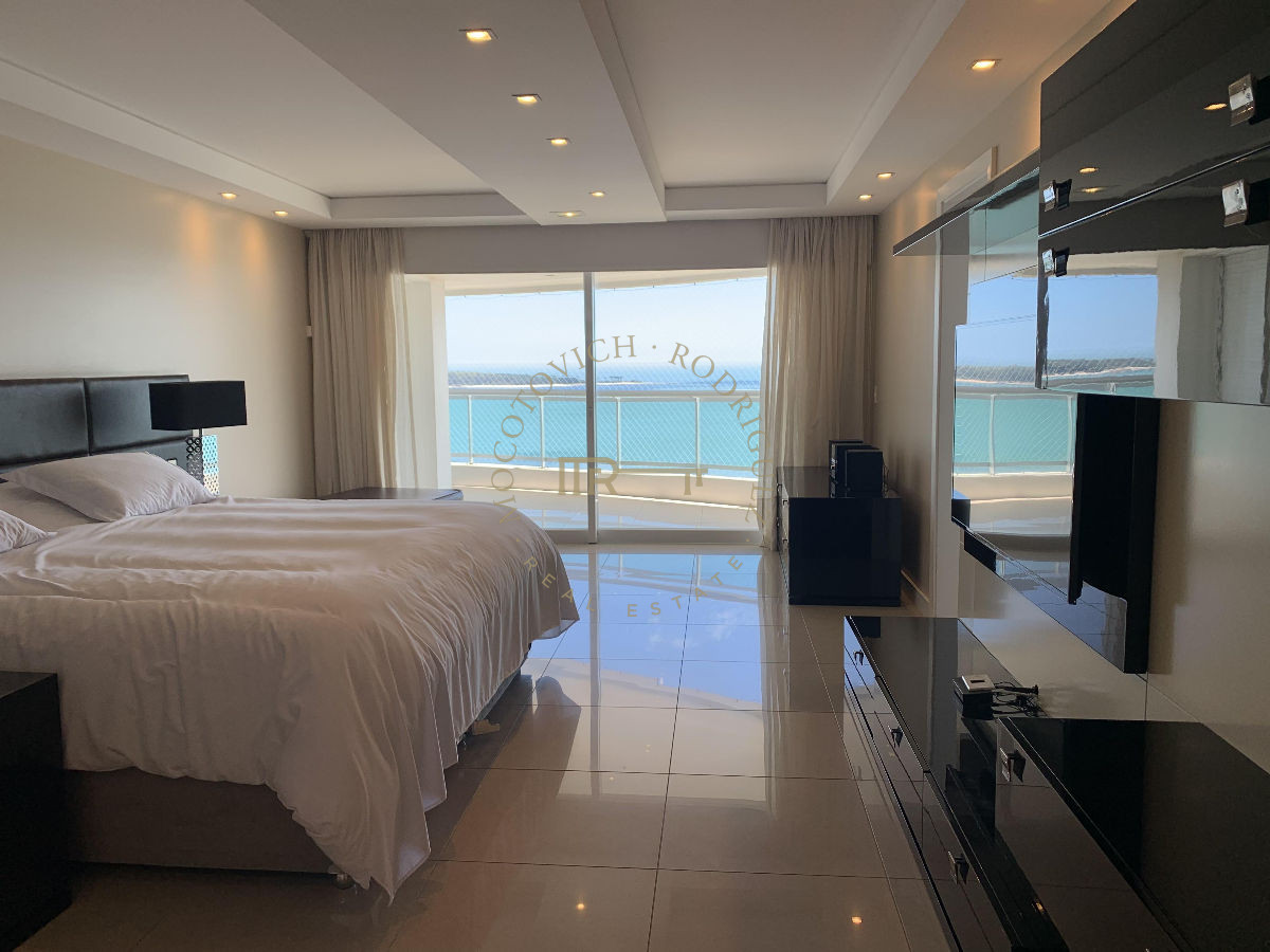 Apartamento ID.644 - Aquarela en venta. Apartamento 4 dormitorios vista al mar piscina   Mansa Punta del Este.-