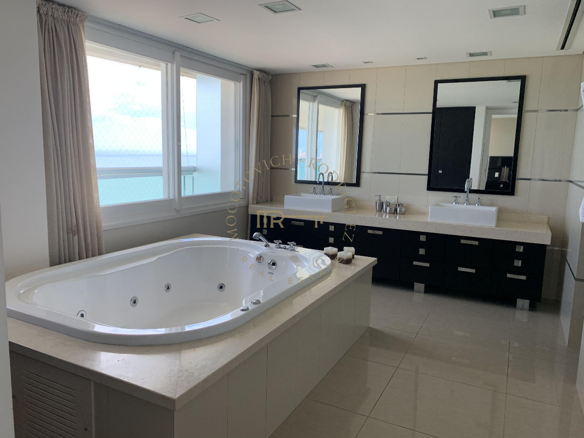 Apartamento ID.644 - Aquarela en venta. Apartamento 4 dormitorios vista al mar piscina   Mansa Punta del Este.-
