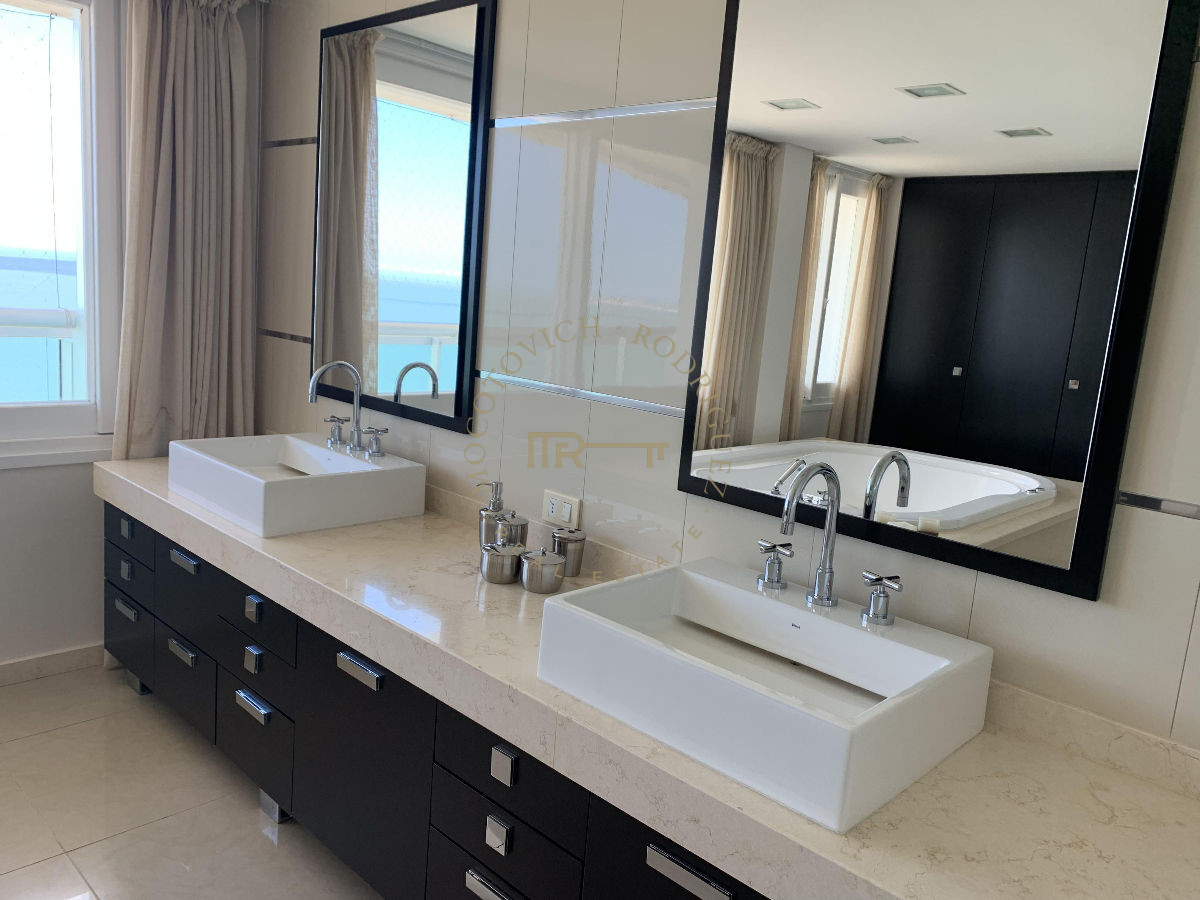 Apartamento ID.644 - Aquarela en venta. Apartamento 4 dormitorios vista al mar piscina   Mansa Punta del Este.-