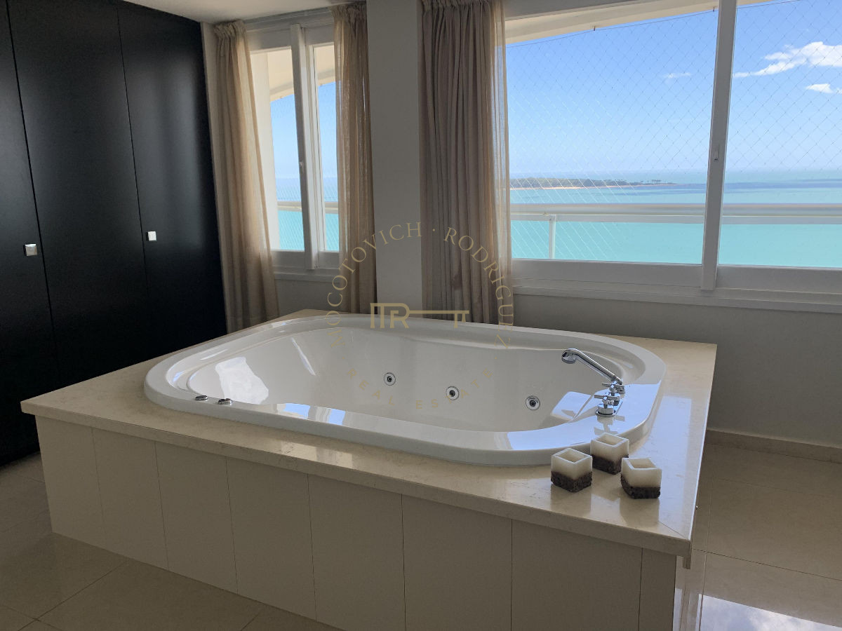 Apartamento ID.644 - Aquarela en venta. Apartamento 4 dormitorios vista al mar piscina   Mansa Punta del Este.-