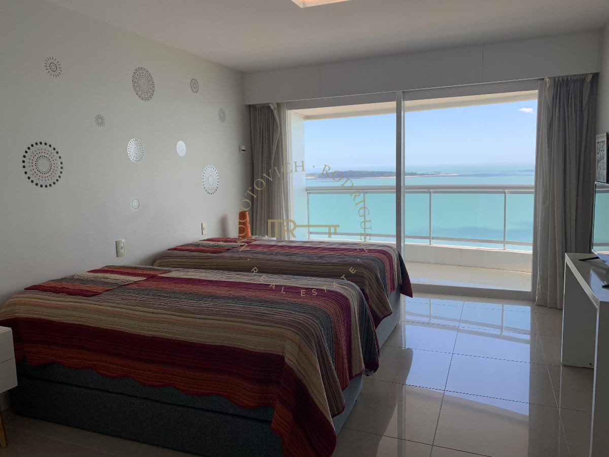 Apartamento ID.644 - Aquarela en venta. Apartamento 4 dormitorios vista al mar piscina   Mansa Punta del Este.-