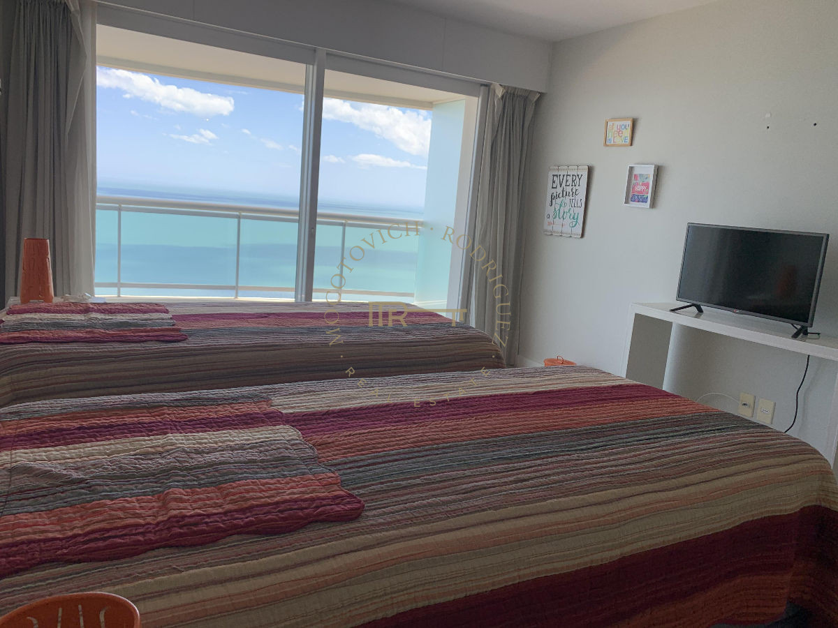 Apartamento ID.644 - Aquarela en venta. Apartamento 4 dormitorios vista al mar piscina   Mansa Punta del Este.-