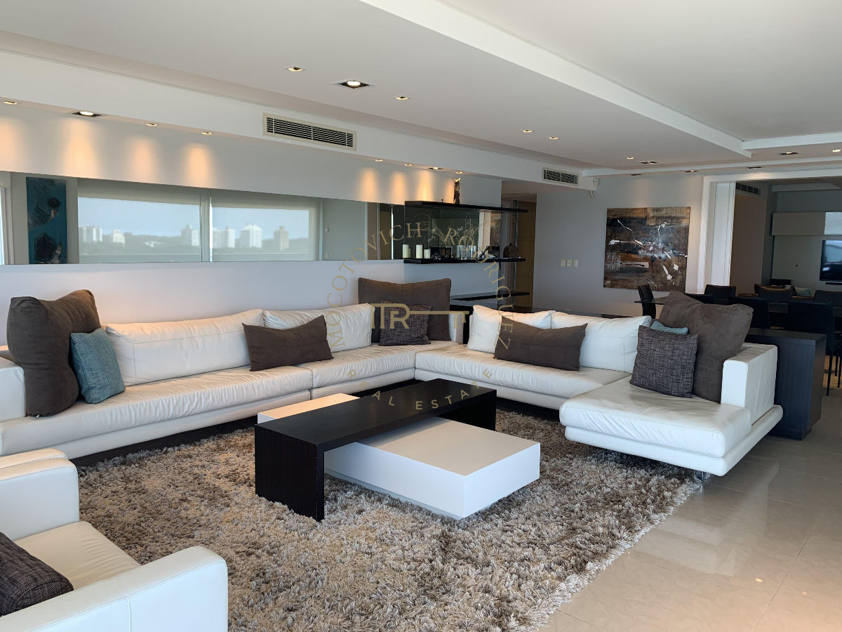 Apartamento ID.644 - Aquarela en venta. Apartamento 4 dormitorios vista al mar piscina   Mansa Punta del Este.-