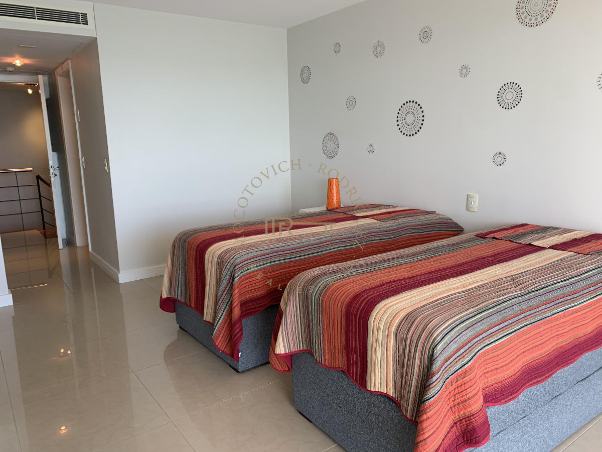 Apartamento ID.644 - Aquarela en venta. Apartamento 4 dormitorios vista al mar piscina   Mansa Punta del Este.-