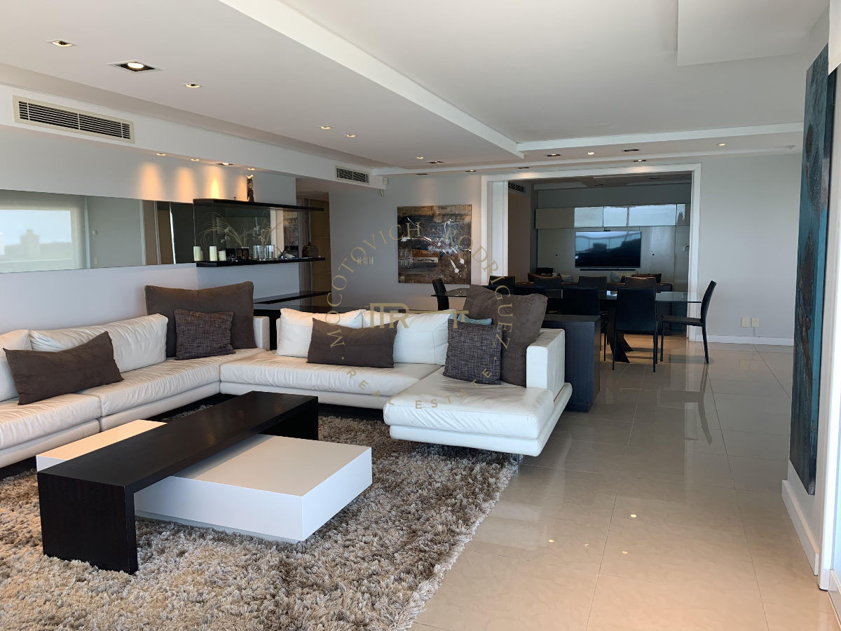 Apartamento ID.644 - Aquarela en venta. Apartamento 4 dormitorios vista al mar piscina   Mansa Punta del Este.-