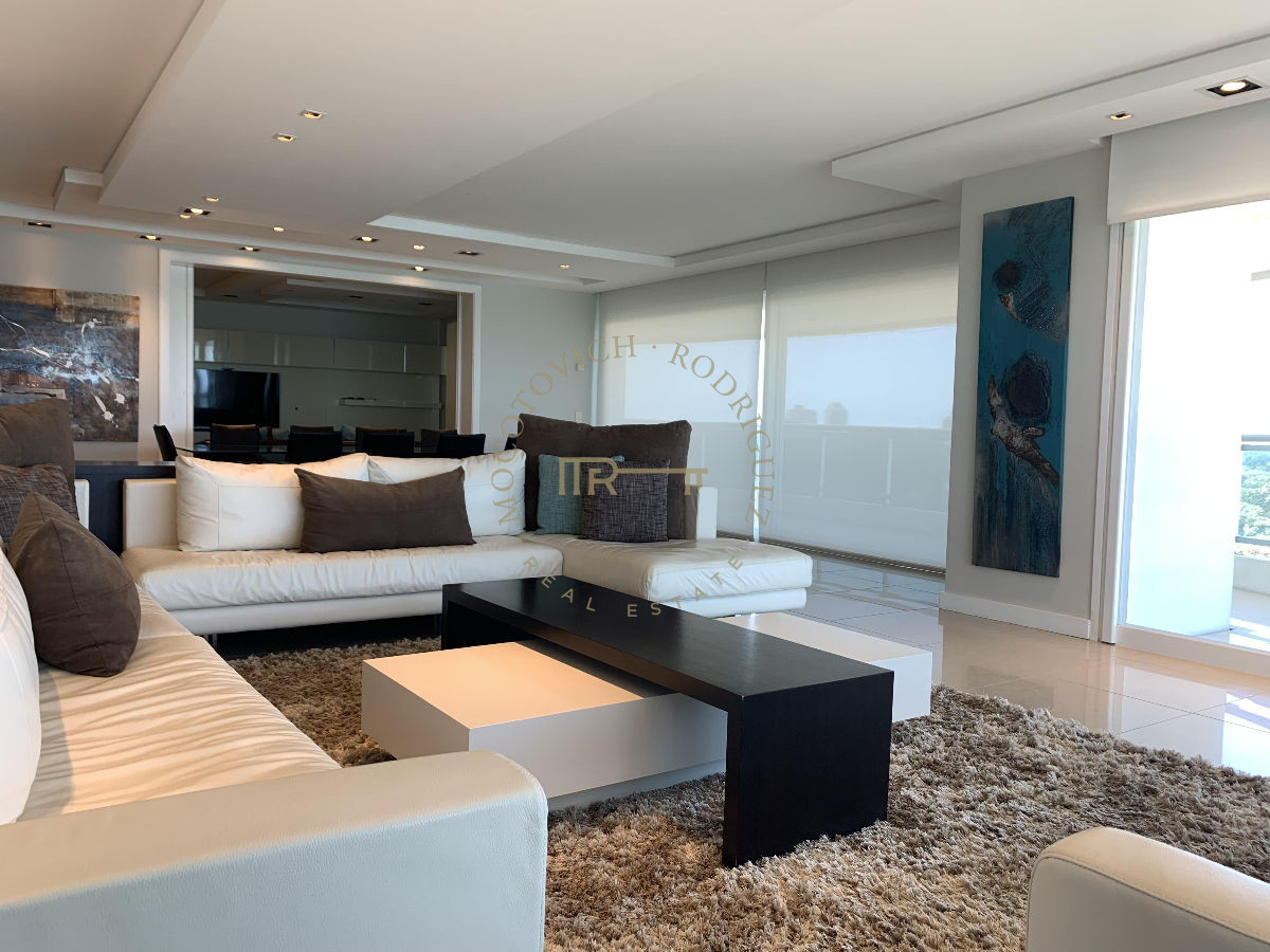 Apartamento ID.644 - Aquarela en venta. Apartamento 4 dormitorios vista al mar piscina   Mansa Punta del Este.-